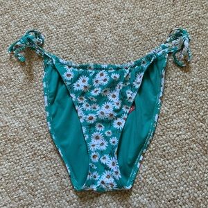 NWT | High waisted daisy swim suit bottoms